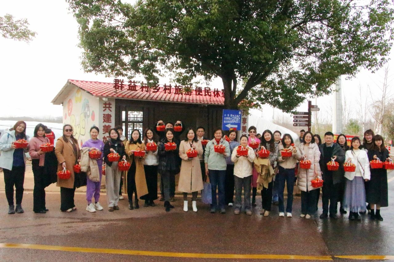 巾帼芳华 春日同行 | 英国beat365官方网站开展2025年“三八”妇女节教职工踏青赏花活动