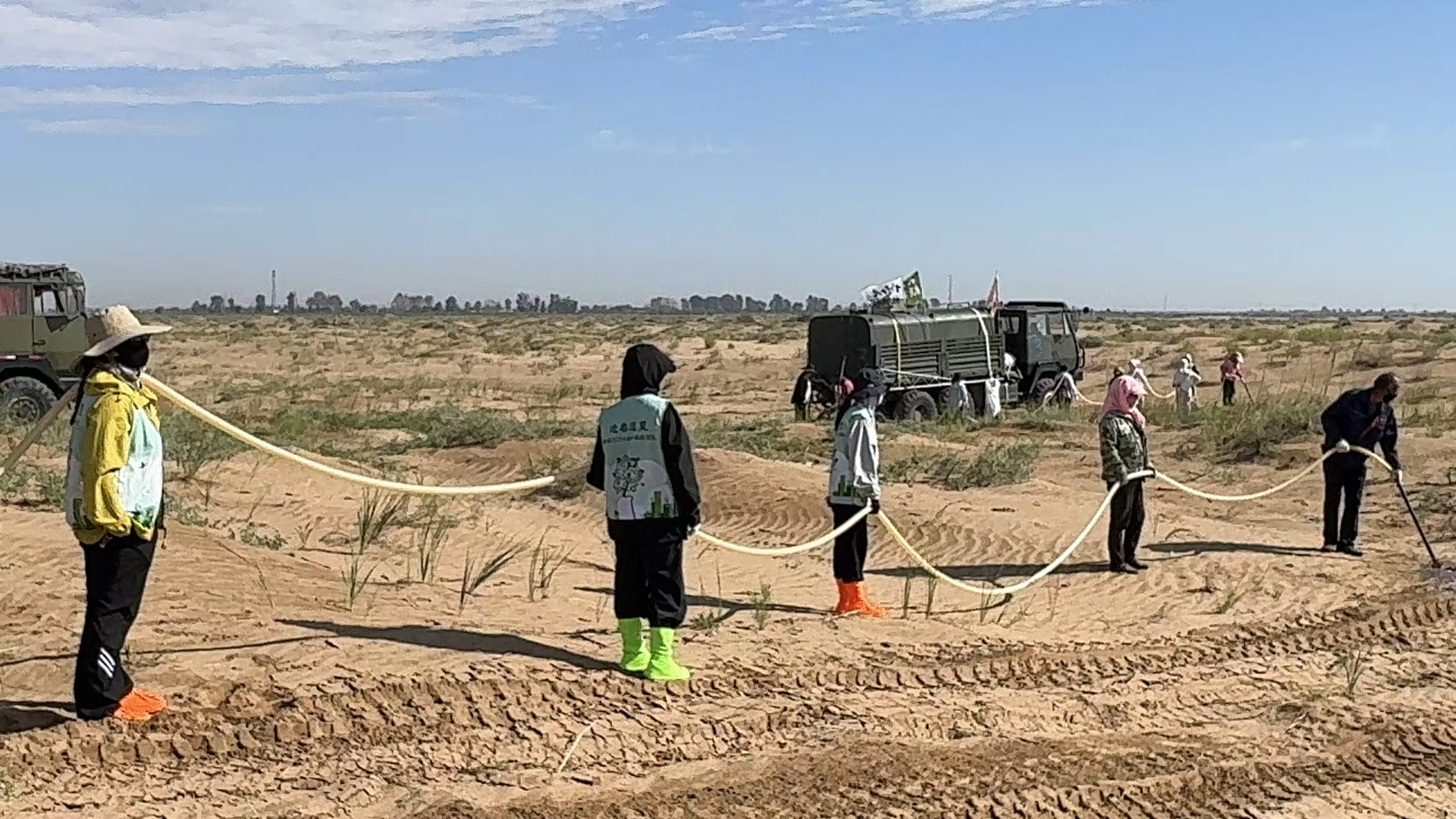 对话沙海深处: 英国beat365官方网站学子探访民勤县治沙志愿者坚守日常